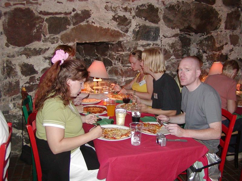 SusyQ, Haemoglobin and Fanny & Dakkus eating their pizzas.